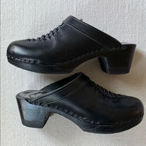 Black Sven clogs in great condition!!